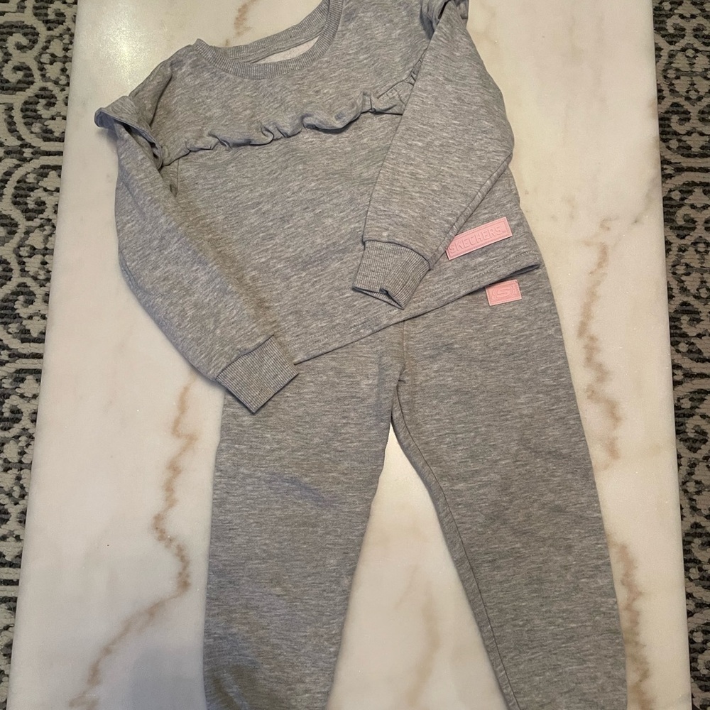 2/$15🍒 Skechers Gray and Pink Lounge Set. Size 4